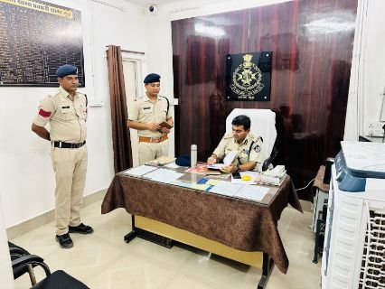 गुढ़20अप्रैल25*डीआईजी राजेश सिंह चंदेल ने गुढ़ थाना का निरीक्षण कर परखी व्यवस्थाएं*