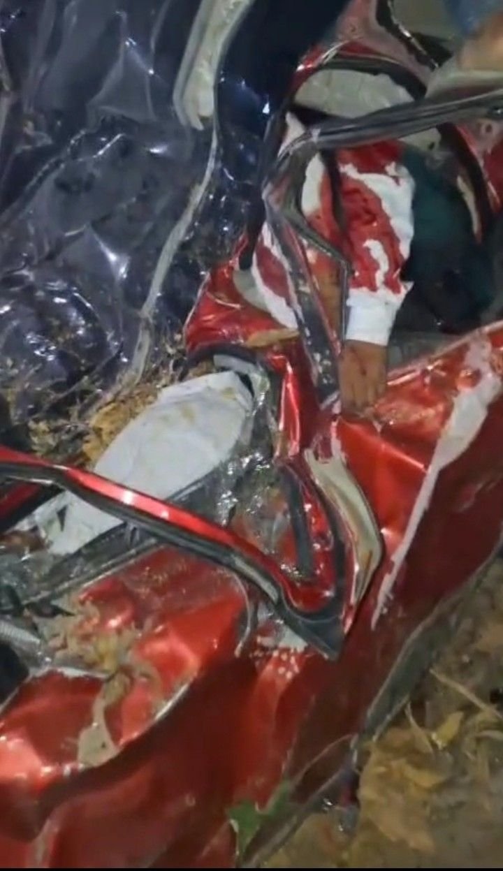 कुशीनगर 21अप्रैल25 पेड़ से टक्कर के बाद कार के उड़े परखच्चे*