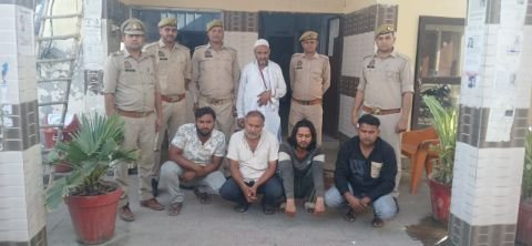 मथुरा22अप्रैल25* दो पक्षों द्वारा ईंट पत्थर व गोली बारी करके शांति भंग करने के मुकदमे में वांछित 05 अभियुक्त को गिरफ्तार*