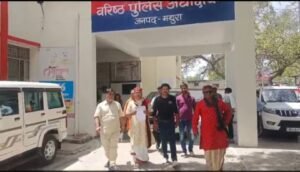 मथुरा22अप्रैल25* फिल्म मेकर अनुराग कश्यप द्वारा ब्राह्मणों पर अवैध टिप्पणी करने के विरोध में दिया एसपी को ज्ञापन।