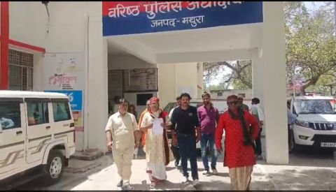 मथुरा22अप्रैल25* फिल्म मेकर अनुराग कश्यप द्वारा ब्राह्मणों पर अवैध टिप्पणी करने के विरोध में दिया एसपी को ज्ञापन।