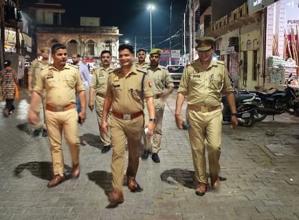 मथुरा 22 अप्रैल 25*शान्ति एवं सुरक्षा व्यवस्था को सुद्रण करने के लिए पैदल गश्त किया गया।