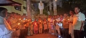 मुगलसराय23अप्रैल25*कायराना आतंकी हमले में कई पर्यटकों के मारे जाने पर उनको कैंडल जलाकर श्रद्धांजली अर्पित किया।