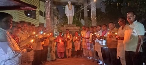 मुगलसराय23अप्रैल25*कायराना आतंकी हमले में कई पर्यटकों के मारे जाने पर उनको कैंडल जलाकर श्रद्धांजली अर्पित किया। मुगलसराय23अप्रैल25*कायराना आतंकी हमले में कई पर्यटकों के मारे जाने पर उनको कैंडल जलाकर श्रद्धांजली अर्पित किया।