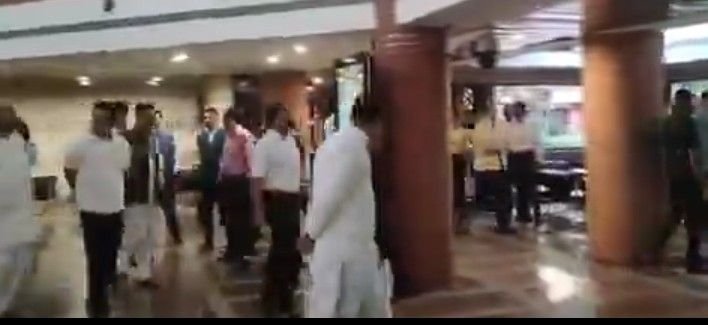 नई दिल्ली24अप्रैल25  देश के पक्ष विपक्ष सभी नेता सर्वदलीय बैठक में शामिल होने के लिए संसद भवन पहुंचे।