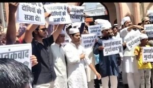 लखनऊ25अप्रैल25 ऐशबाग ईदगाह में जुम्मे के नमाज के बाद नमाज़ियों ने जताया विरोध।