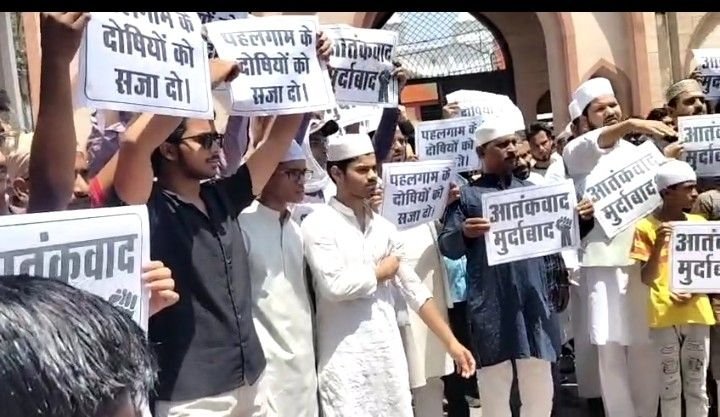 लखनऊ25अप्रैल25 ऐशबाग ईदगाह में जुम्मे के नमाज के बाद नमाज़ियों ने जताया विरोध।