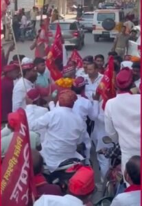 उत्तर प्रदेश25अप्रैल25*कैबिनेट मंत्री संजय निषाद और इंस्पेक्टर में तीखी नोकझोंक पुलिस ने यात्रा रोकी*