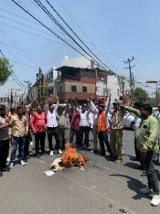 मेरठ25अप्रैल25*निर्दोष निहत्ते लोगों पर हुए हमले के विरोध में इस्लामी आतंकवाद का पुतला फूका ।