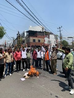 मेरठ25अप्रैल25*निर्दोष निहत्ते लोगों पर हुए हमले के विरोध में इस्लामी आतंकवाद का पुतला फूका ।