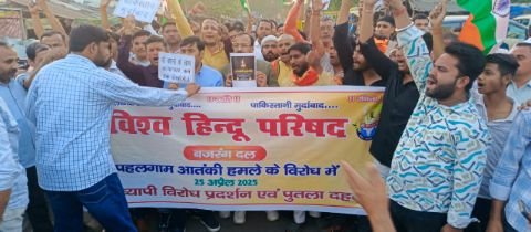 कानपुर नगर25अप्रैल25*चौबेपुर में आतंकवादी हमले के खिलाफ प्रदर्शन कर पाकिस्तान और आतंकवाद का पुतला फूंका