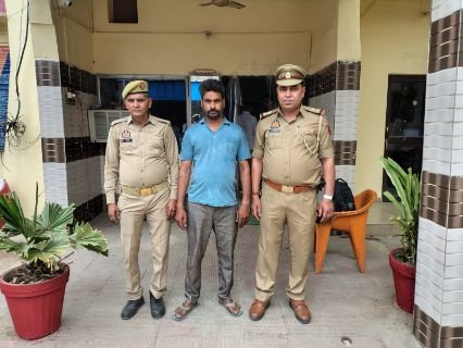 मथुरा 26 अप्रैल 25* सरकारी कार्य में बाधा पहुंचाने वाले एक वांछित अभियुक्त को किया गिरफ्तार*