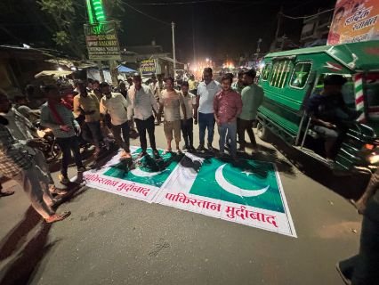 कानपुर नगर27अप्रैल25*पाकिस्तान मुर्दाबाद के लगे नारे: रोड पर पाकिस्तान के झंडे को चिपकाया जूते चप्पल पहनकर लोग खड़े हुए