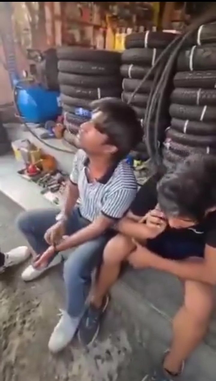 उत्तराखंड 28अप्रैल25 के श्रीनगर गढ़वाल में ‘डर्टी कमेंट’ के आरोप मे भीड़ ने 4 युवकों की जमकर धुनाई की।