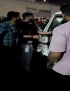 भोपाल 28अप्रैल25 के रानी कमलापति रेलवे स्टेशन के बाहर शनिवार-रविवार देर रात एक शर्मनाक घटना हुई.