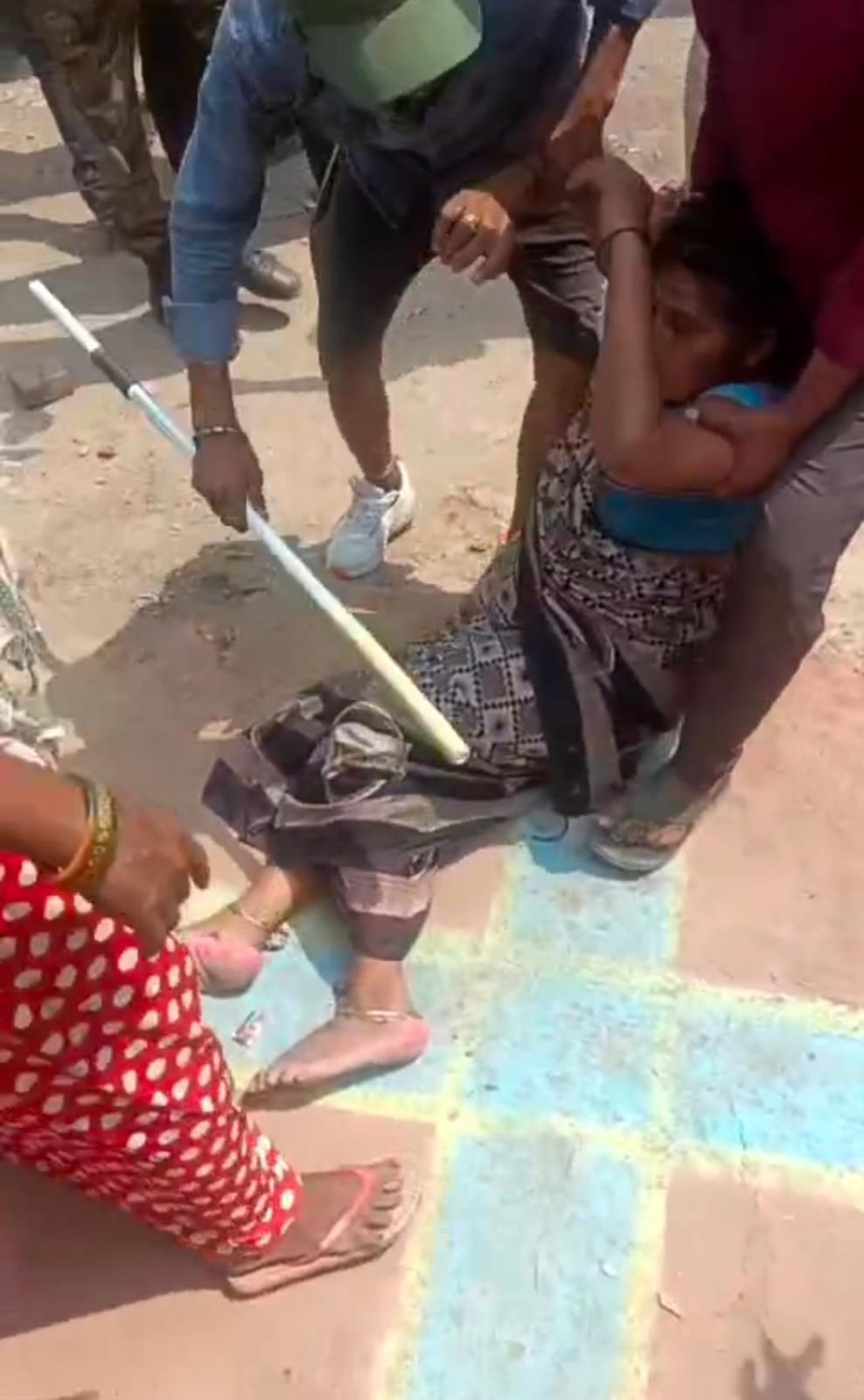 कानपुर01मई25*नाले के ऊपर अतिक्रमण हटाने गई नगर निगम की टीम और क्षेत्रीय लोगों में हुई मारपीट