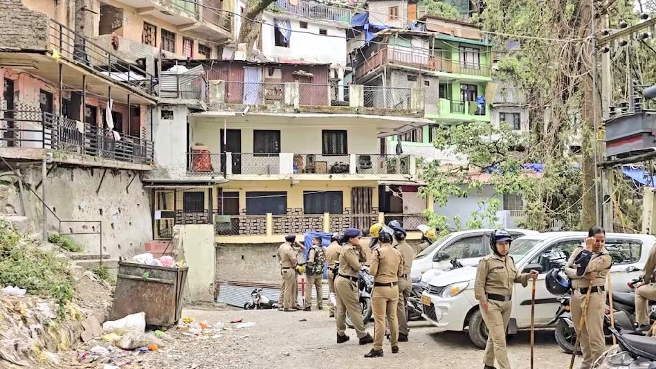 नैनीताल 03मई25 हाईकोर्ट ने 12 साल की बच्ची से रेप के आरोपी उस्मान का घर तोड़ने पर रोक लगाई।