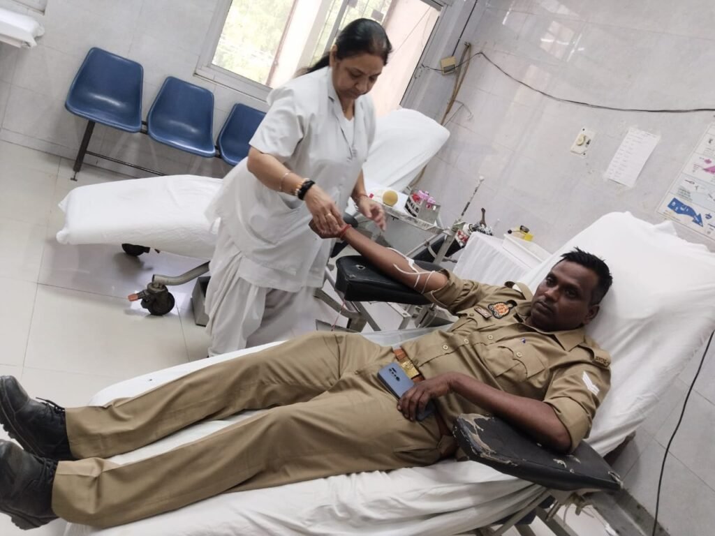 प्रयागराज03मई25 गोली लगने से घायल अधिवक्ता को पुलिस ने ब्लड दिया