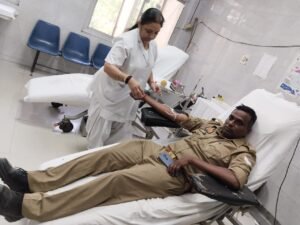 प्रयागराज03मई25 गोली लगने से घायल अधिवक्ता को पुलिस ने ब्लड दिया