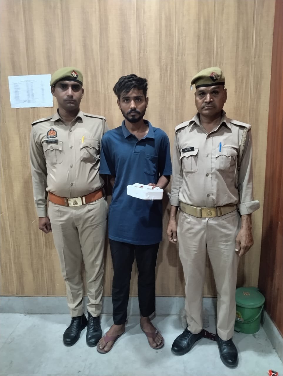 मथुरा 3 मई25*एक चाकू नाजायज व चोरी से सम्बन्धित 2330 रुपये सहित किया गिरफ्तार ।* मथुरा 3 मई25*एक चाकू नाजायज व चोरी से सम्बन्धित 2330 रुपये सहित किया गिरफ्तार ।*