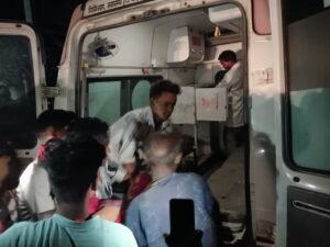 अयोध्या04मई25 ट्रैक्टर व ई रिक्शा की टक्कर में मां बेटे घायल*