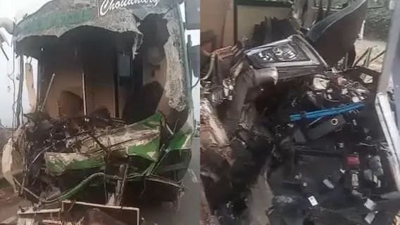 उन्नाव04मई25 में आगरा-लखनऊ एक्सप्रेसवे पर भीषण हादसा, बस ड्राइवर की मौत, 27 यात्री घायल..!*