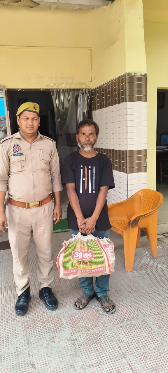 मथुरा 5 मई 25*अवैध देशी शराब कैटरिना ब्राण्ड के साथ किया गिरफ्तार ।* मथुरा 5 मई 25*अवैध देशी शराब कैटरिना ब्राण्ड के साथ किया गिरफ्तार ।*