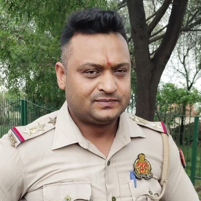 मथुरा 06मई25 वृंदावन में फर्जी इंस्पेक्टर सचिन शर्मा गिरफ्तार। मथुरा 06मई25 वृंदावन में फर्जी इंस्पेक्टर सचिन शर्मा गिरफ्तार।