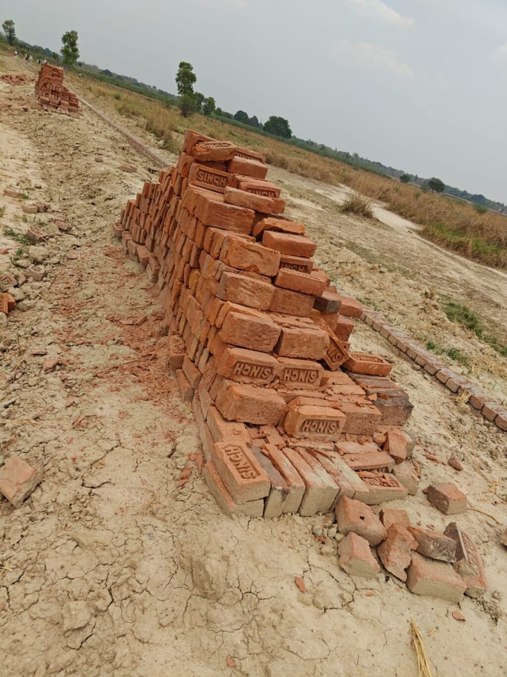 सुल्तानपुर06मई25पीली ईंट, घटिया सामग्री से एक करोड़ चौसठ लाख से बन रही