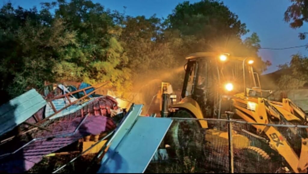 भोपाल06मई25 में लव जिहाद का अड्डा बने कैफे के रिसोर्ट पर चला बुलडोजर…