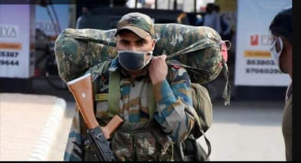 नई दिल्ली07मई25युद्ध की आशंका के चलते छुट्टियों पर आए हुए सैनिक बिना आरक्षण के अपने हेडक्वार्टर लौट रहे हैं।