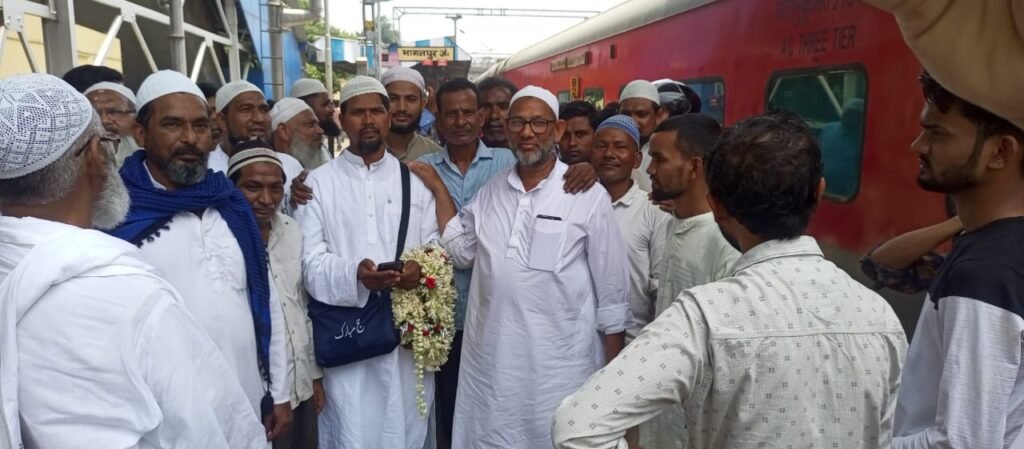 भागलपुर 07मई25 अरहम ट्रस्ट ने हज सऊदी अरब जाने वाले हाजी का स्वागत कर भागलपुर से दिल्ली के लिये रवाना किया,