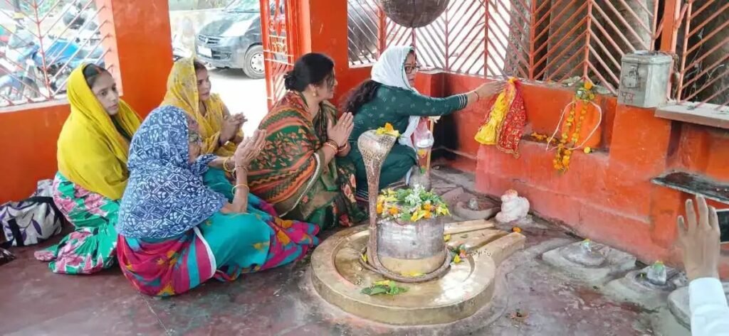 वाराणसी07मई25*ऑपरेशन सिंदूर : वाराणसी में महिलाओं ने हनुमान जी को अर्पित किया सिंदूर, सेना के साहस को सराहा