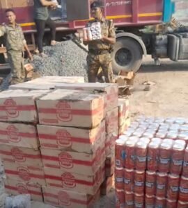 खगडिया07मई25शराब माफियाओं और सफेद पोशों की खुलेगी पोल, गिट्टी लदे ट्रक से मिली सैकड़ों कार्टून शराब भरी बोतलें