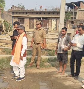 अयोध्या08मई25मार्ग पर जल भराव देख भड़के विधायक*