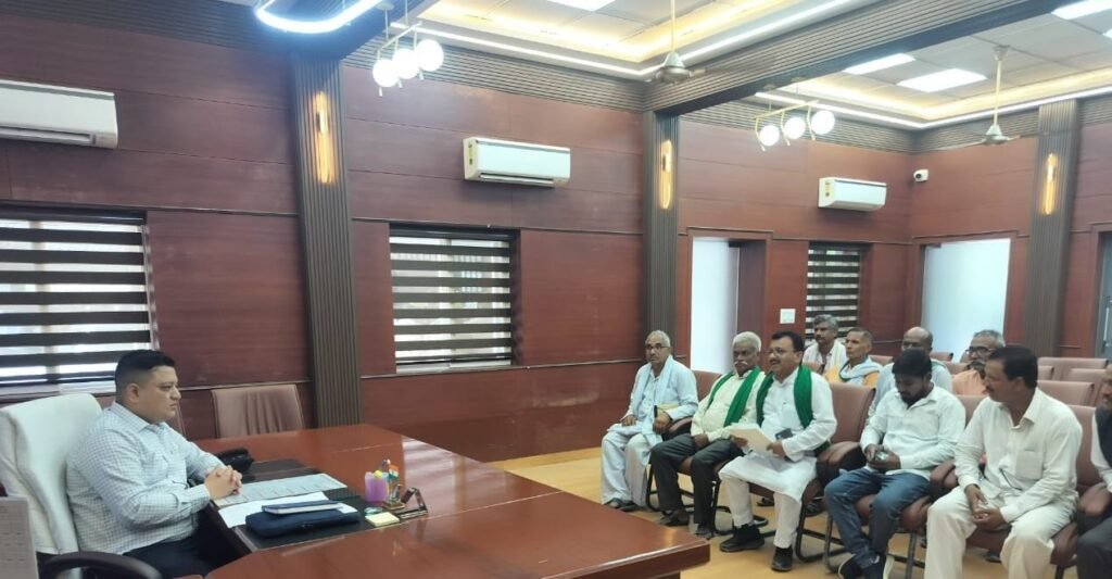 अयोध्या 09मई25 के तीनों टोल बंद करने के संबंध भाकियू नेताओं ने की जिलाधिकारी से की वार्त