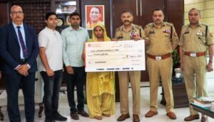 लखनऊ09मई25*STF के शहीद निरीक्षक सुनील कुमार के परिजनों की मदद,