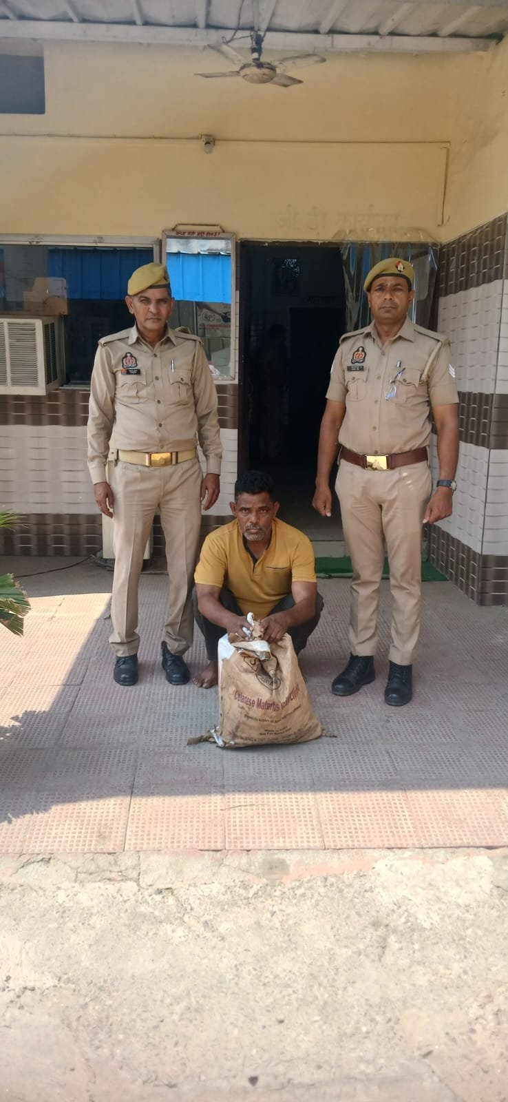 मथुरा 10 मई 25* शराब तस्कर को किया गिरफ्तार, अवैध देशी शराब हरियाणा मार्का बरामद ।*