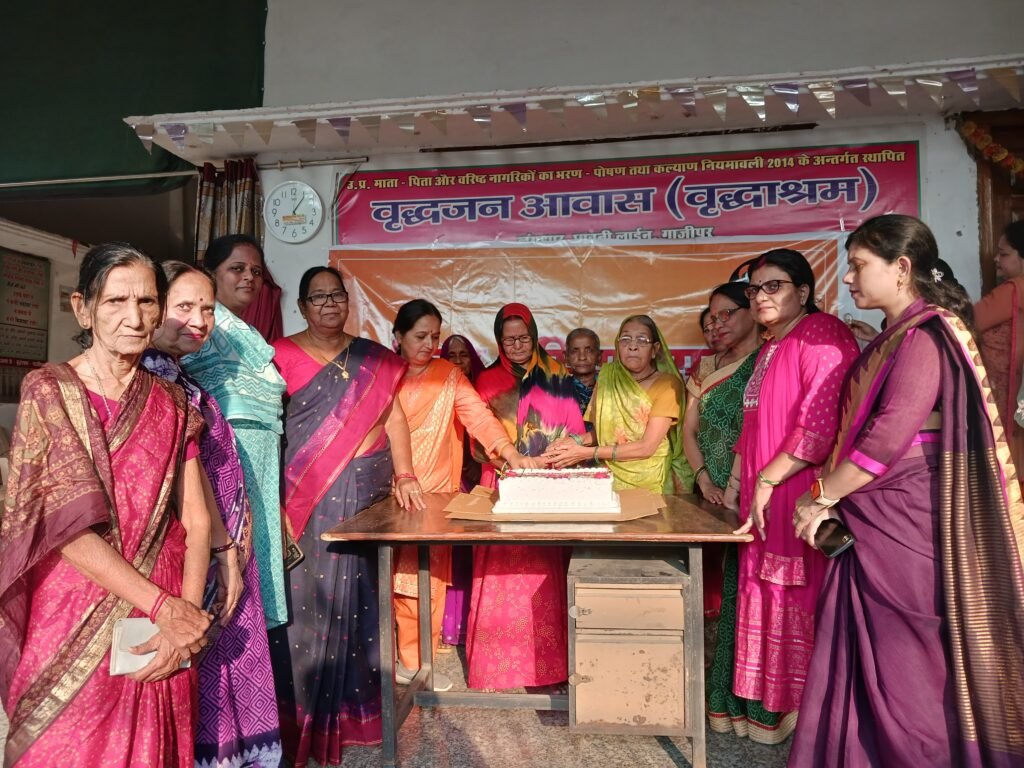 गाजीपुर12मई25*महिला भूमिहार समाज की महिलाओ ने वृद्धाश्रम में केक खिलाकर मनाया मातृ दिवस*