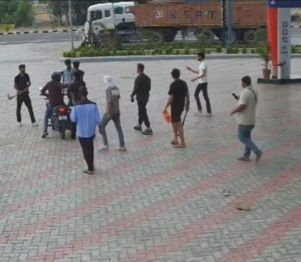 अयोध्या12मई25* पेट्रोल पंप पर दो गुटों में जमकर मारपीट