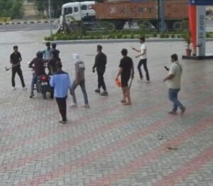 अयोध्या12मई25* पेट्रोल पंप पर दो गुटों में जमकर मारपीट