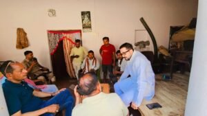 अयोध्या14मई25*सपा नेता रुश्दी मियां ने क्षेत्र में हुई घटनाओं पर पीड़ित परिजनों से मिलकर शोक व्यक्त कर बंधाया ढांढस