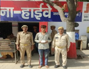 मथुरा 14 मई 25* तस्करी करने वाले अभियुक्त को चोरी का बजाज आँटो सहित किया गिरफ्तार ।*