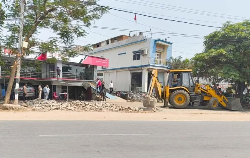 *बिक्रमगंज:16मई25* पीएम के आगमन से पहले अतिक्रमण पर चला प्रशासन का बुलडोजर*