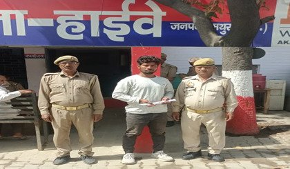 मथुरा 16 मई 25*थाना हाईवे पुलिस ने अभियुक्त को एक अदद नाजायज शस्त्र चाकू सहित किया गिरफ्तार ।*