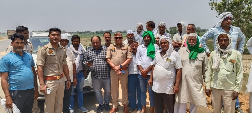 मथुरा17मई25* भाकियू ने जयपुर बरेली हाईवे पर बिरहाना माइनर नयेवास पुल पर सर्विस रोड की मांग।