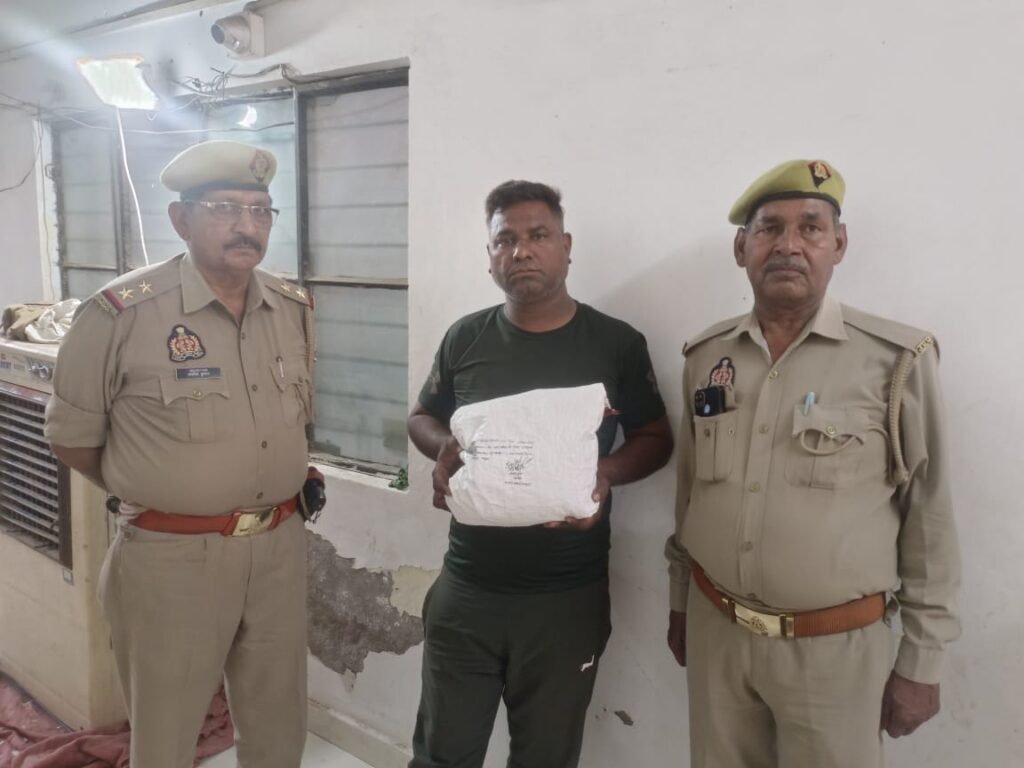 मथुरा 17 मई 25*एक अभियुक्त को किया गिरफ्तार, कब्जे से 870 ग्राम अवैध गांजा बदामद ।*