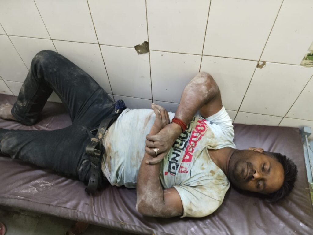 प्रतापगढ़ 17मई25*दबंगों ने रॉड और डंडे इतना मारा कि उसका कंधा फ्रैक्चर हो गया।