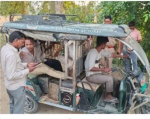 हरदोई17मई25*एक बाइक और ऑटो की टक्कर से दोनो युवक उछलकर सीधे नहर में जा गिरे।