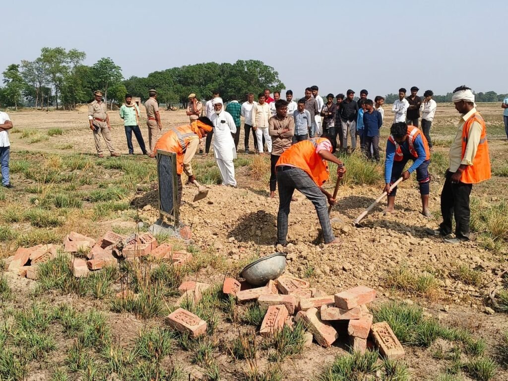 सिद्धार्थनगर18मई25* : 2 माह बाद कब्र से निकाली गई युवक की लाश